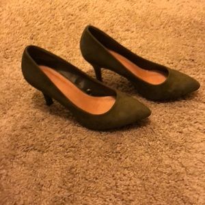 Forever 21 olive heel size 5.5